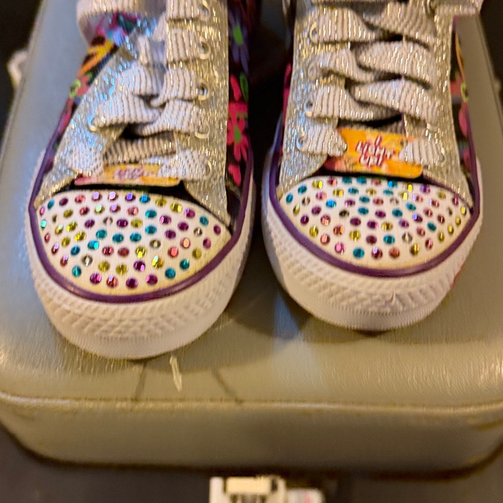New Y2K Skechers Twinkle Toes Light Up Shoes
New without box